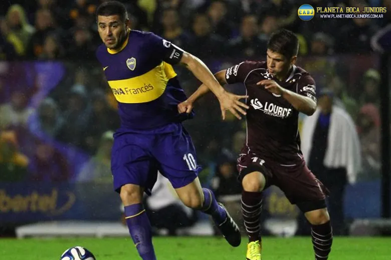 Riquelme ante Lanús.