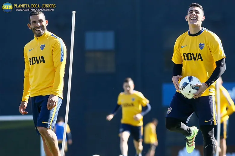 Tevez y Pavón sonriendo en la práctica. Foto: Prensa C.A.B.J.