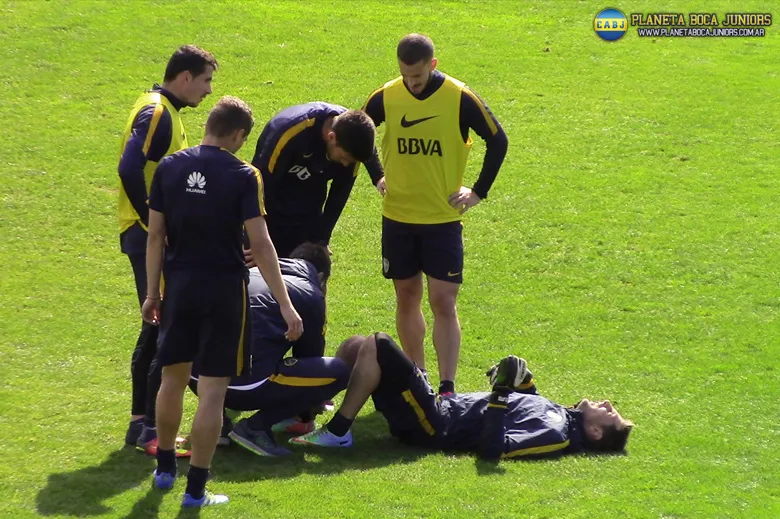 Sara siendo atendido por el médico.