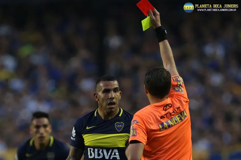 Germán Delfino le muestra la roja a Carlos Tevez.