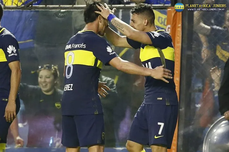 Pablo Pérez celebra el gol con Cristian Pavón.