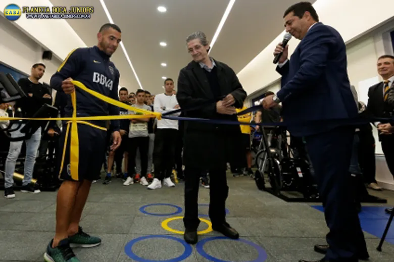 Angelici y Tévez dando el puntapié del moderno gimnasio Julio Santella. Foto: Prensa C.A.B.J.