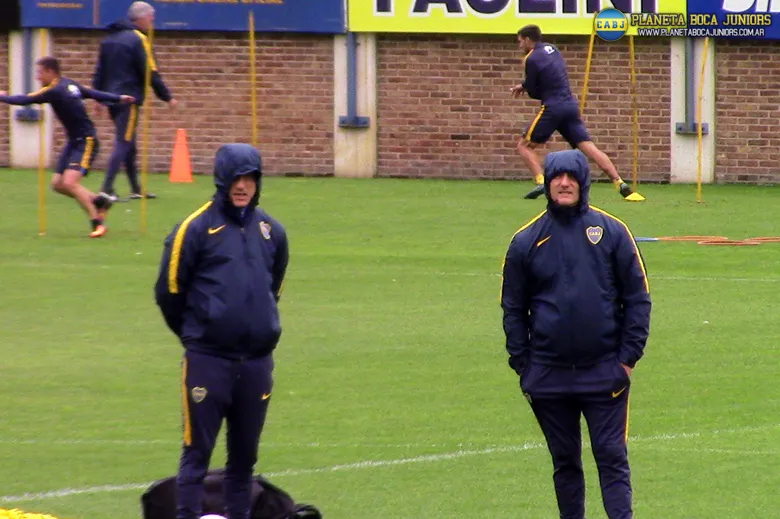 Los mellizos, abrigados el fuerte viento matutino.