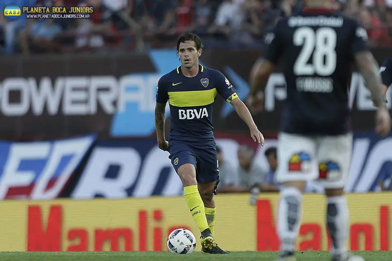 Fernando, con la pelota y la cabeza levantada. Foto: Prensa CABJ.