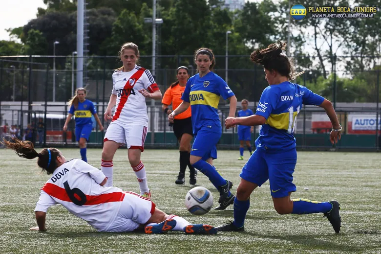 La goleadora del Xeneize buscando su gol en el clásico. Foto: Prensa C.A.B.J.