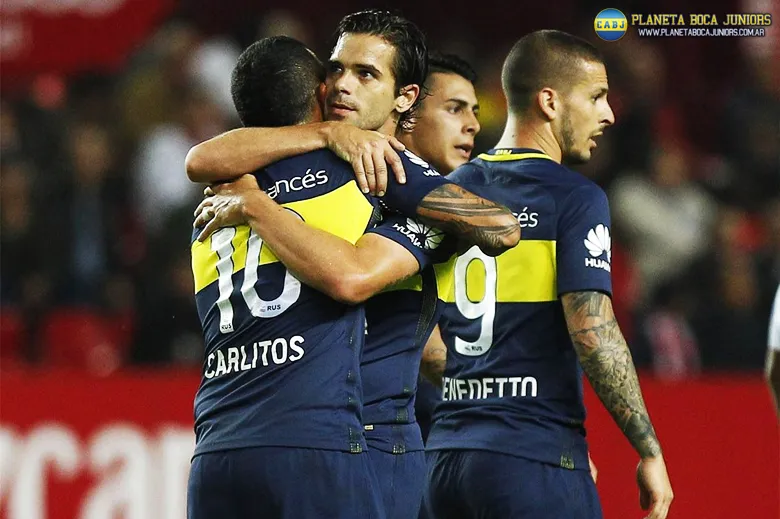Gago se abraza con Tevez en su vuelta oficial.