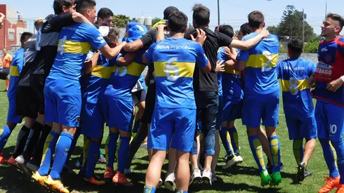 Los festejos de la quinta división tras lograr el título.