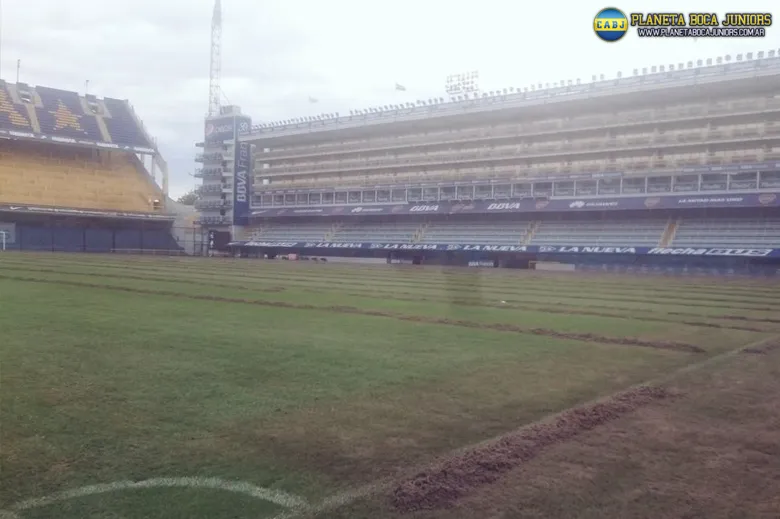 Cuidan el campo de juego de La Bombonera.