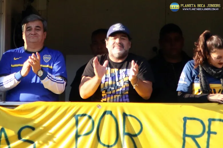 Maradona en su palco de La Bombonera.