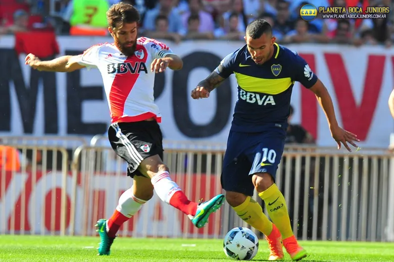 Tevez controla la pelota ante Ponzio.