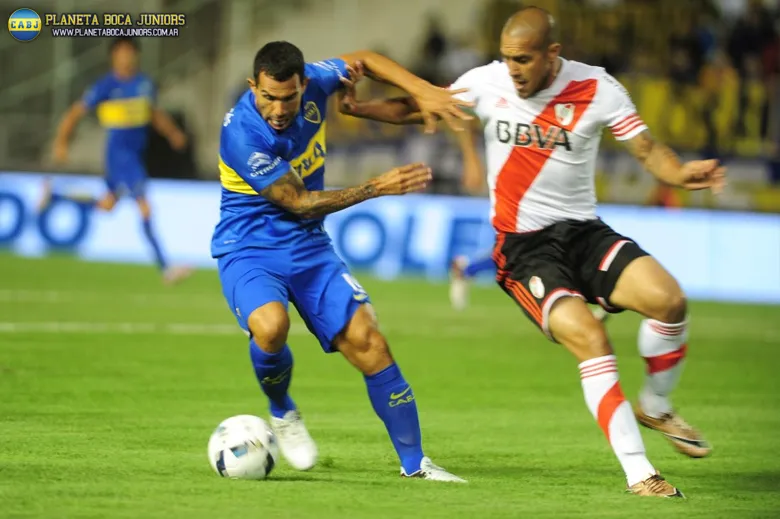 Carlos Tevez marcado por Maidana.