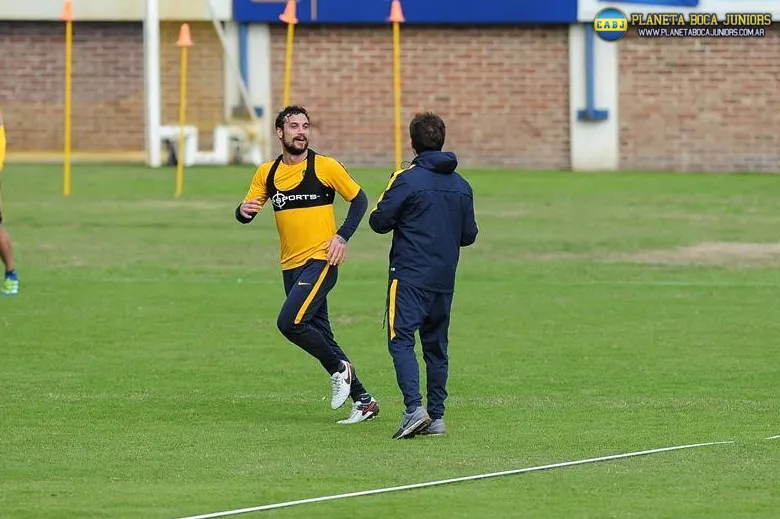 Osvaldo hablando con Guillermo en una práctica.