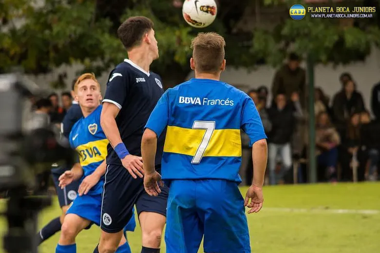 El delantero le anotó un golazo al Xeneize en Cuarta División. Foto: Nicolás Funes.