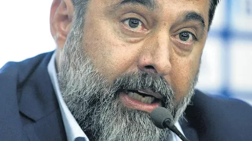 Angelici busca resolver su situación