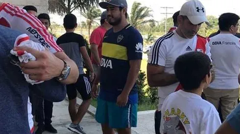 Nunca visto: ¡un hincha de Boca le pidió fotos a los jugadores de River!