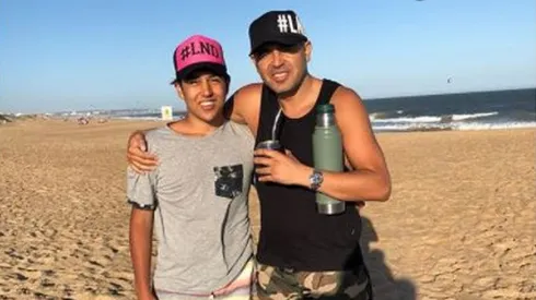 Intacto: Riquelme se divierte jugando en la playa