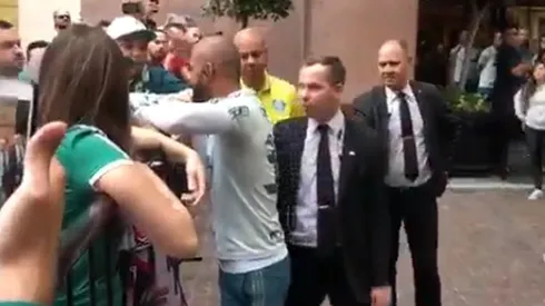 Los hinchas de Palmeiras fueron a insultar y Felipe Melo salió a hablarles
