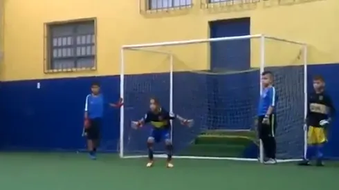 Mucho futuro: el arquero de 7 años que la rompe en la escuelita de Boca
