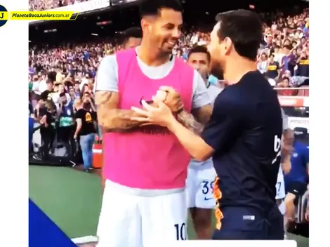 El saludo de Messi a los jugadores de Boca: gran abrazo con Tevez y Pavón