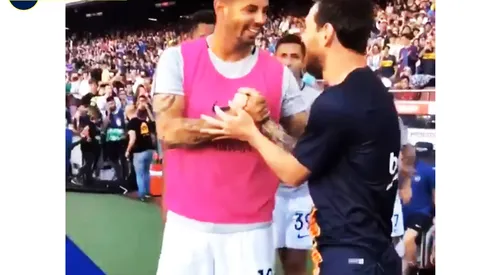 El saludo de Messi a los jugadores de Boca: gran abrazo con Tevez y Pavón