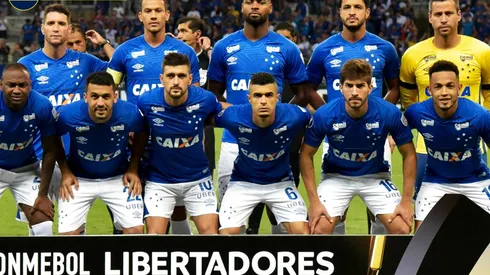 Los hinchas de Cruzeiro pusieron una bandera en la casa de un jugador