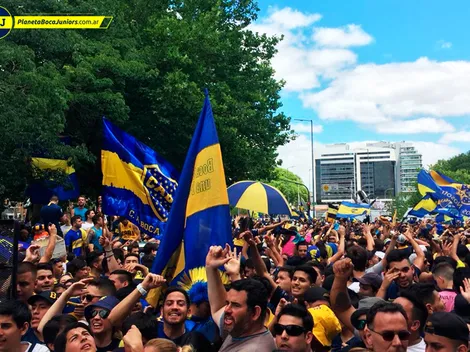 Fuertes cánticos de los hinchas para los dirigentes en el hotel