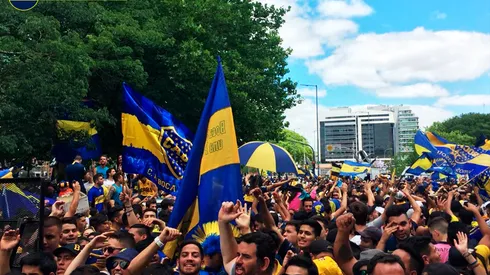Fuertes cánticos de los hinchas para los dirigentes en el hotel