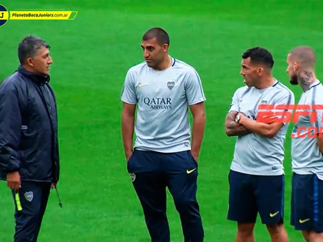 El diálogo entre Tevez, Benedetto y Angelici en el campo de juego