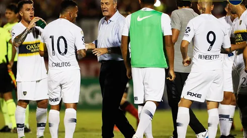 Charla clave entre Tevez y Alfaro