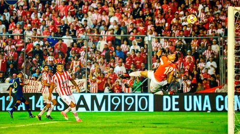 Un excompañero, rendido a los pies de Bebelo