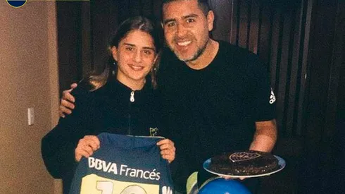 Riquelme y un gesto con una hincha que fue a saludarlo