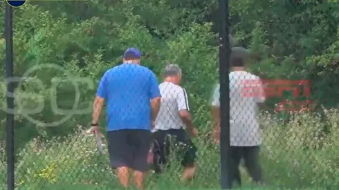 Por culpa de un jugador, Alfaro se metió a buscar pelotas a un pantano