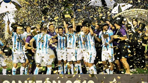 Boca va por un defensor campeón con Racing