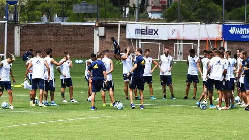 Además de Tevez, dos jugadores deben resolver su situación