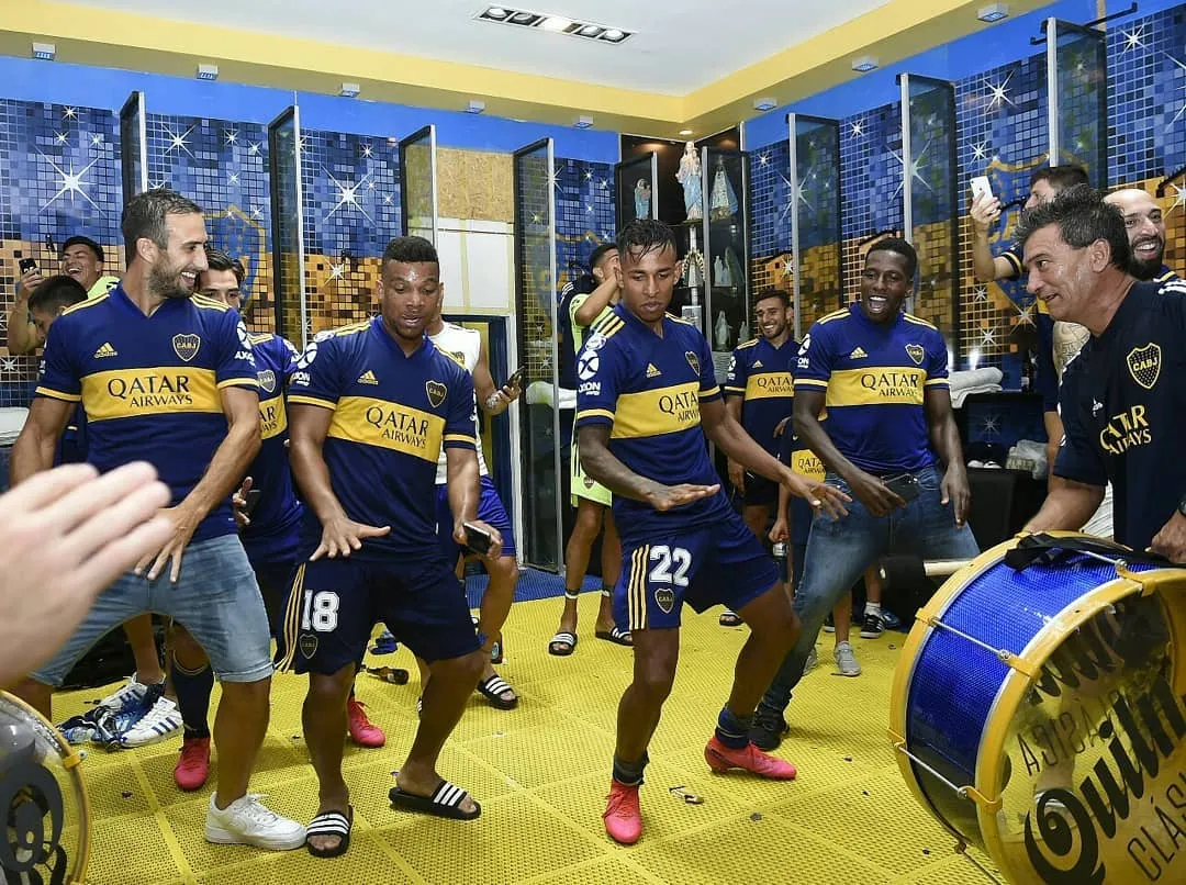 El festejo de Cali junto a los colombianos y Hurtado en el vestuario.