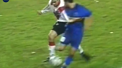 A 21 años, CONMEBOL presentó el caño de Riquelme a Yepes como en el FIFA