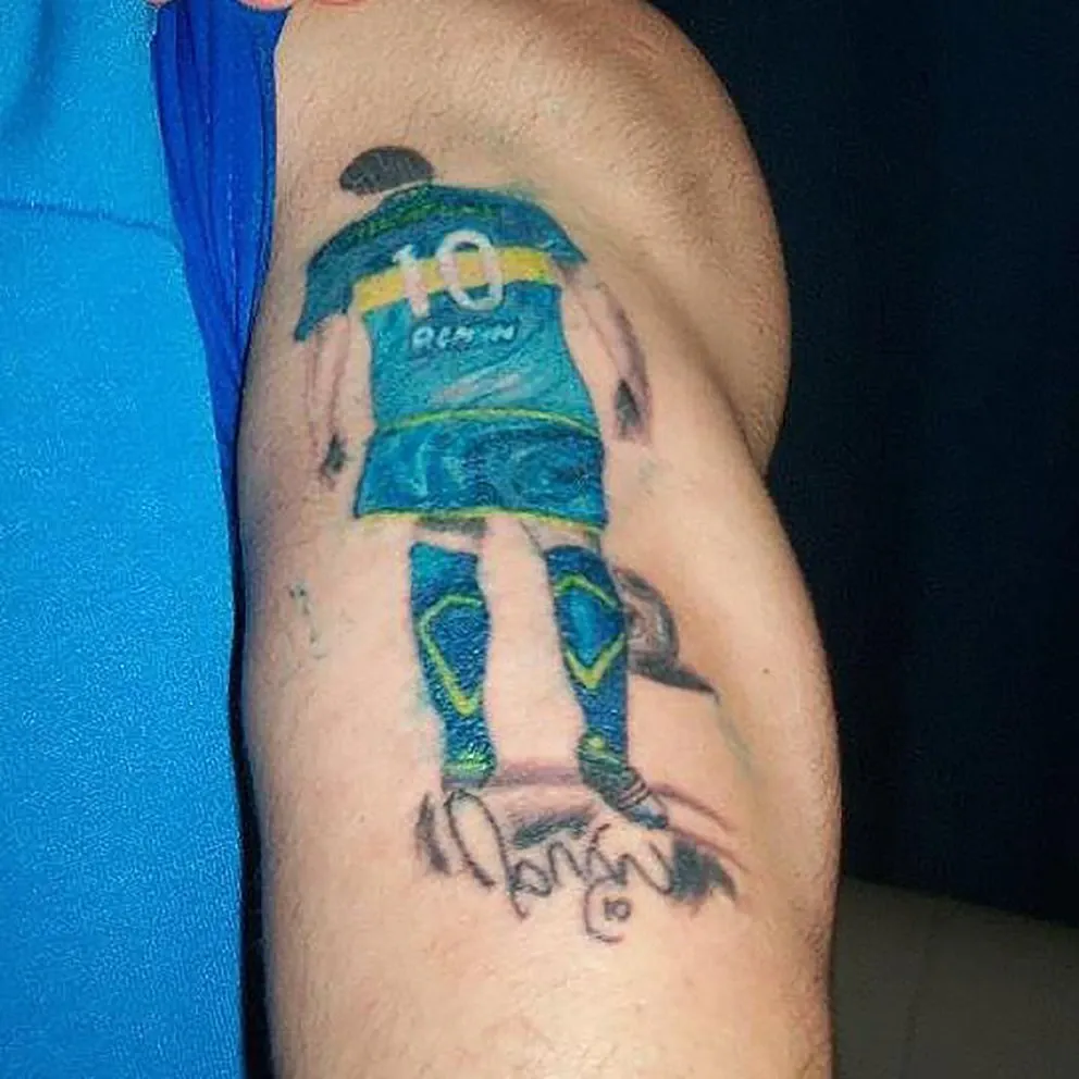 Comas lleva en su ídolo en la piel. Y con la camiseta de Boca.