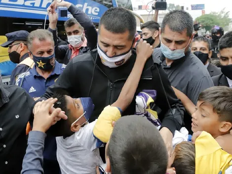 Locura por Riquelme en Santiago del Estero: el hermoso gesto de Román con una señora