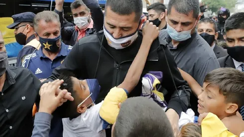 Locura por Riquelme en Santiago del Estero: el hermoso gesto de Román con una señora