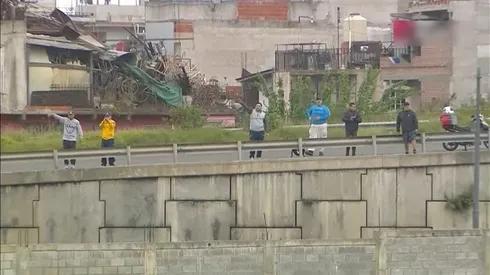 Riquelme le regaló su barbijo al hincha que fue a alentar a la Reserva ante Huracán