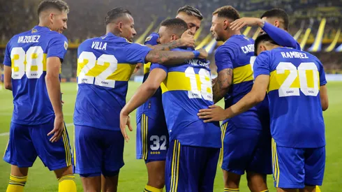 BUENOS AIRES, ARGENTINA - NOVEMBER 20: Frank Fabra of Boca Juniors celebrates with teammates after scoring his team's second goal during a match between Boca Juniors and Sarmiento as part of Torneo Liga Profesional 2021 at Estadio Alberto J. Armando on November 20, 2021 in Buenos Aires, Argentina. (Photo by Daniel Jayo/Getty Images)