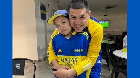 Emocionante: Riquelme le cumplió el sueño a un niño hincha de Boca