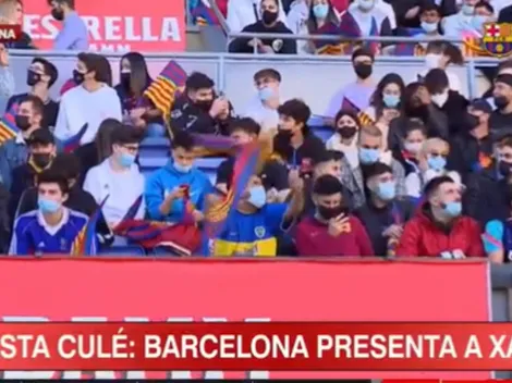 En todas partes: un hincha de Boca, presente en el retorno de Xavi al Barcelona