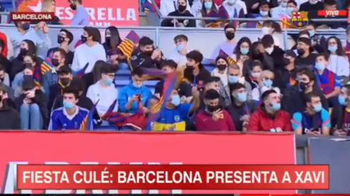 En todas partes: un hincha de Boca, presente en el retorno de Xavi al Barcelona