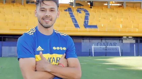 Oscar Romero y La Bombonera de fondo.