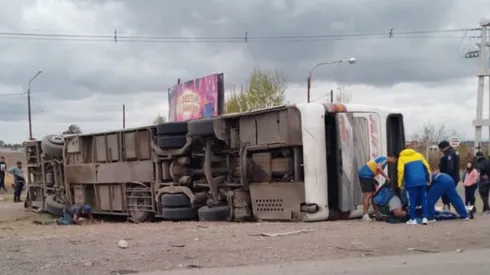 Tragedia en Ruta 7: volcó un micro con hinchas de Boca y falleció una mujer