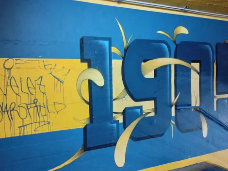 Repudiable: hinchas de Vélez rompieron y pintaron las paredes de la Bombonera