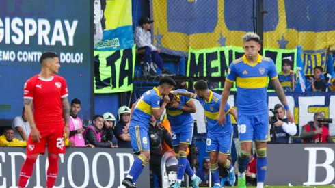 BUENOS AIRES, ARGENTINA - OCTOBER 23: Sebastian Villa of Boca Juniors celebrates with teammates after scoring his team's second goal during a match between Boca Juniors and Independiente as part of Liga Profesional 2022 at Estadio Alberto J. Armando on October 23, 2022 in Buenos Aires, Argentina. (Photo by Daniel Jayo/Getty Images)