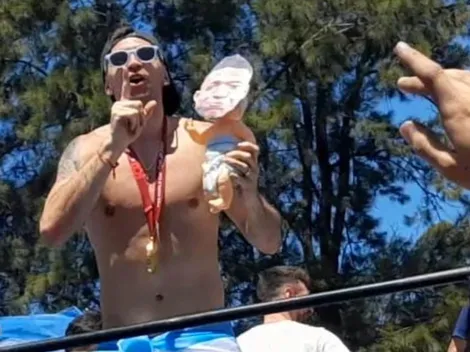 Locura total en los festejos: el Dibu Martínez le hizo upa a un bebé con la cara de Mbappé