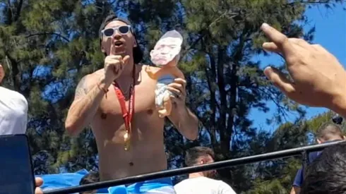 Locura total en los festejos: el Dibu Martínez le hizo upa a un bebé con la cara de Mbappé